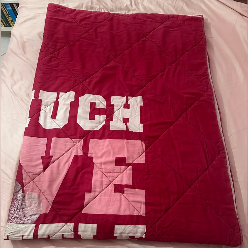 VINTAGE VICTORIA’S SECRET PINK “SO MUCH LOVE SO LITTLE TIME” QUILT - Picture 9 of 16